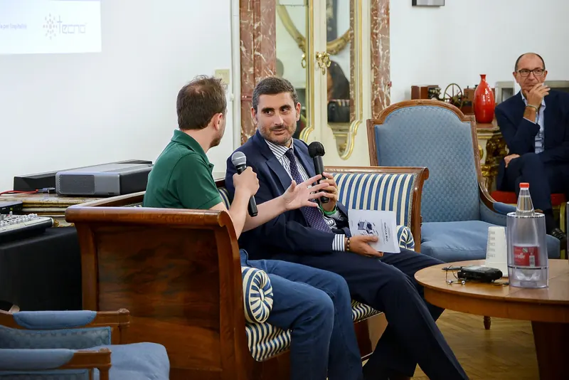 Raffaele Belli in conversazione durante la presentazione di Giacca Blu