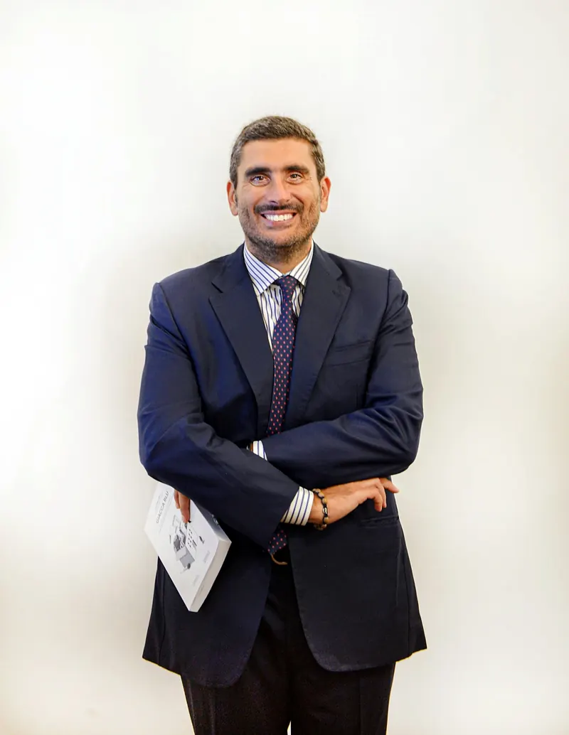 Raffaele Belli, Direttore AI & Digital, con il suo libro Giacca Blu